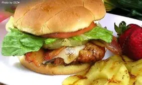 طرز تهیه همبرگر مرغ با سیزیجات در فر