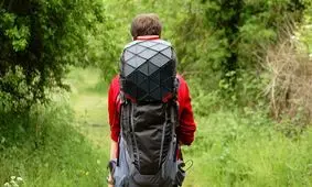 تولید کوله‌پشتی خورشیدی برای طبیعت‌گردان