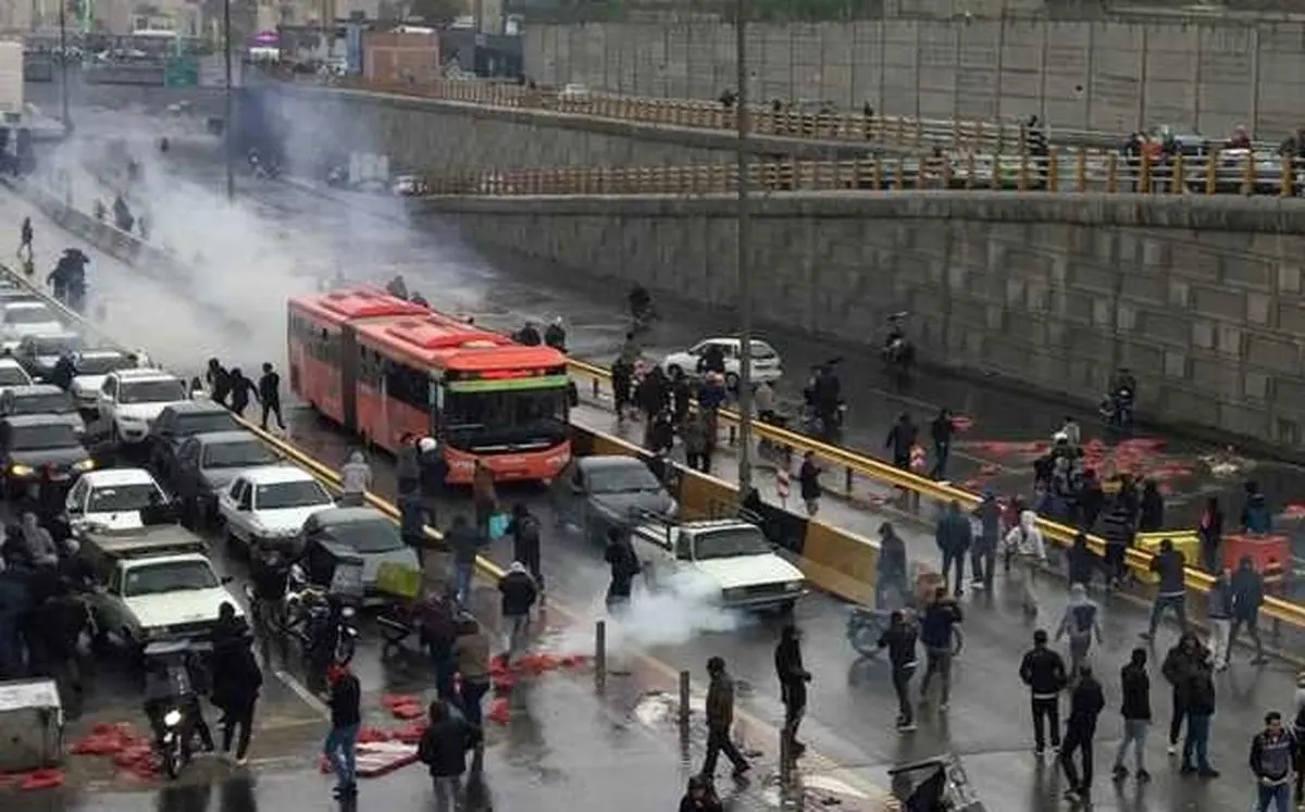 تصویری از بازدید دادستان کل کشور از افراد بازداشت شده در اغتشاشات اخیر در زندان تهران بزرگ / عکس