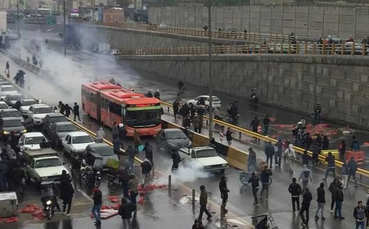 تصویری از بازدید دادستان کل کشور از افراد بازداشت شده در اغتشاشات اخیر در زندان تهران بزرگ / عکس
