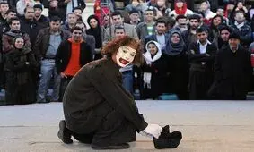 بازیگران برای کتابخوانی به خیابان می‌آیند