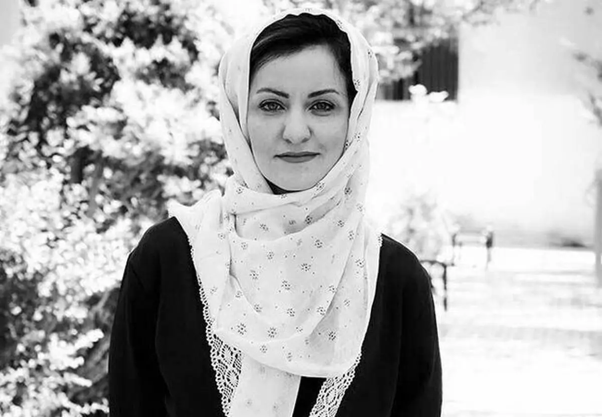 دوست دارم ادبیات تنه‌ای به سیاست بزند و سیاست هم تنه‌ای به ادبیات