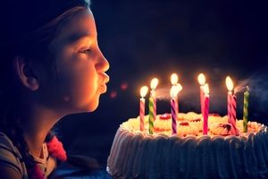 به چه دلیل نباید شمع کیک تولد را فوت کنیم