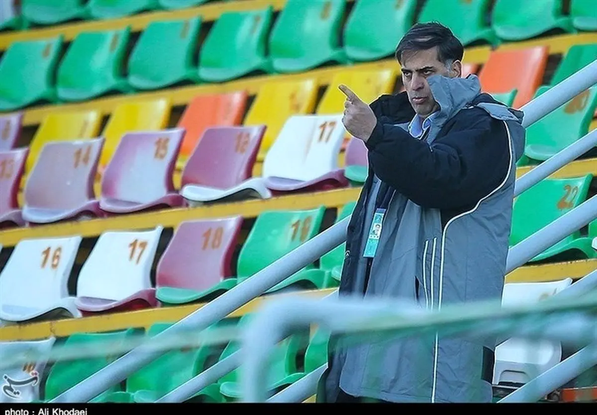 استقبال سرد هواداران ذوب‌آهن در سرمای فولادشهر؛ حضور آذری در میان تماشاگران فولاد