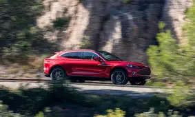 بررسی فنی اولین شاسی‌بلند تاریخ استون مارتین + مشخصات