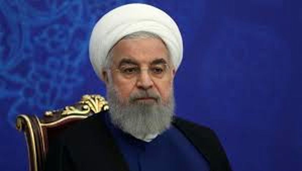 حسین فریدون در کنار روحانی بر پیکر خواهر نماز خواندند