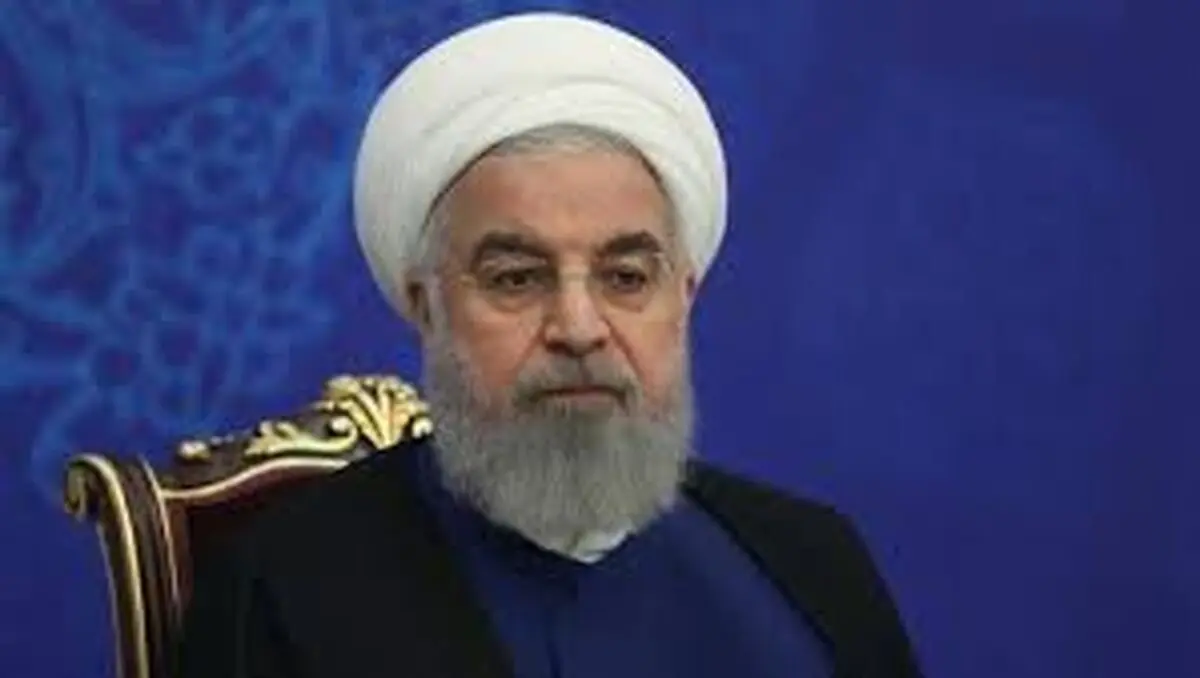 حسین فریدون در کنار روحانی بر پیکر خواهر نماز خواندند