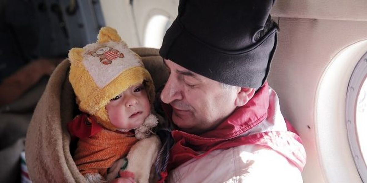 نجات مادر و کودک ۱۲ ماهه از ارتفاعات برفگیر