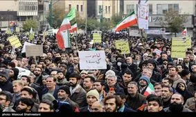 روی پلاکارد دست‌نویسی در تجمع دیروز میدان انقلاب تهران نوشته: «لیاخوف کجایی؟!»