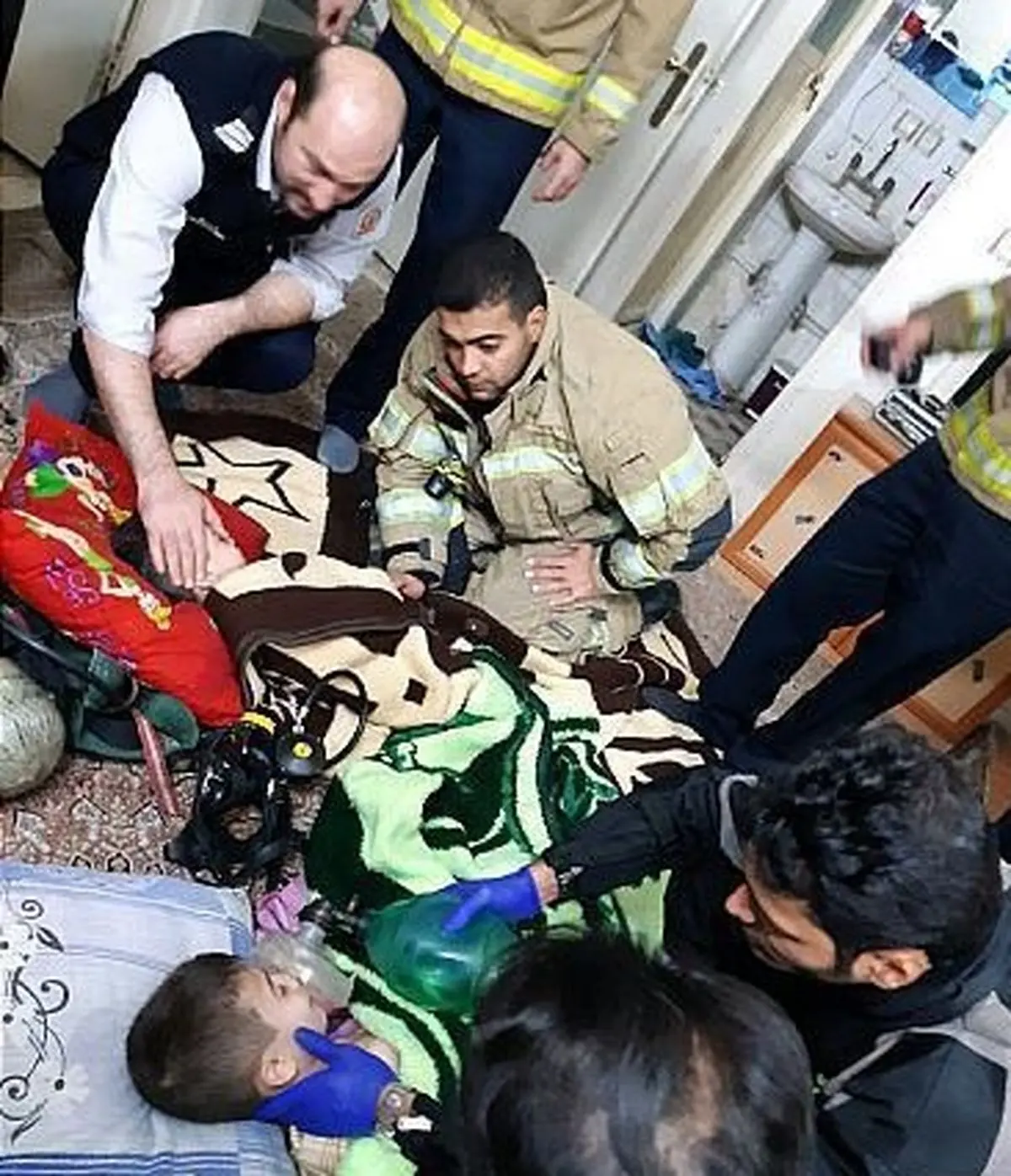 نجات یافتن مادر جوان همراه دو فرزندش از مرگ