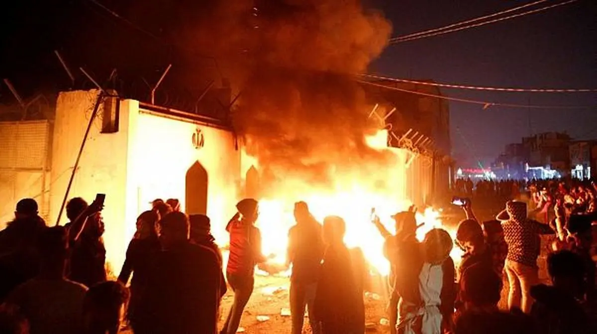 داخل کنسولگری ایران در نجف پس از به آتش کشیده شدن توسط مهاجمان نقابدار / فیلم