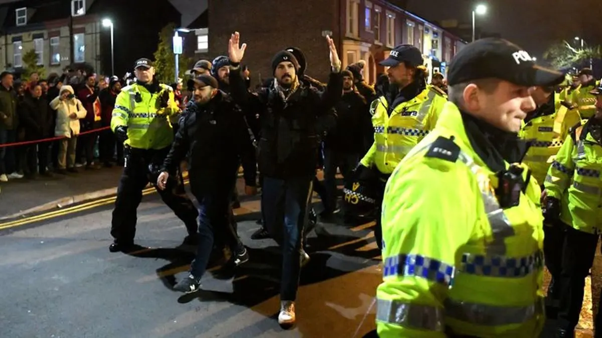 برخورد پلیس لیورپول با تماشاچیان ناپولی