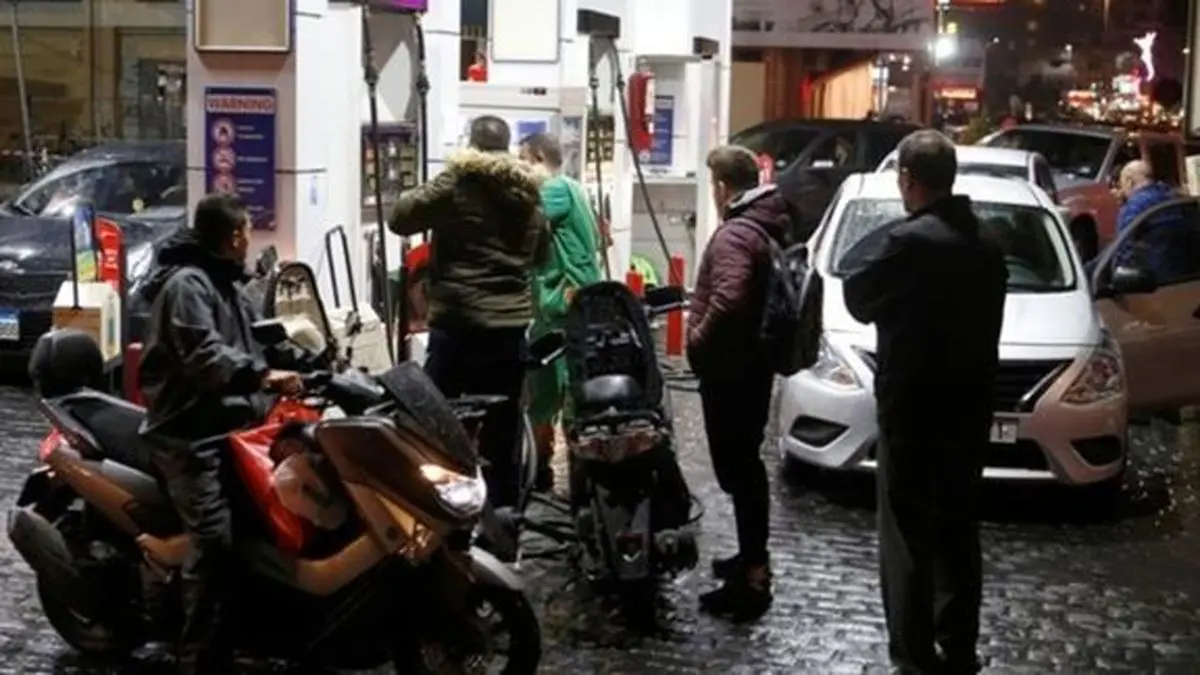 صف‌های طولانی مقابل پمپ بنزین‌ها پس از اعتصاب سراسری در لبنان