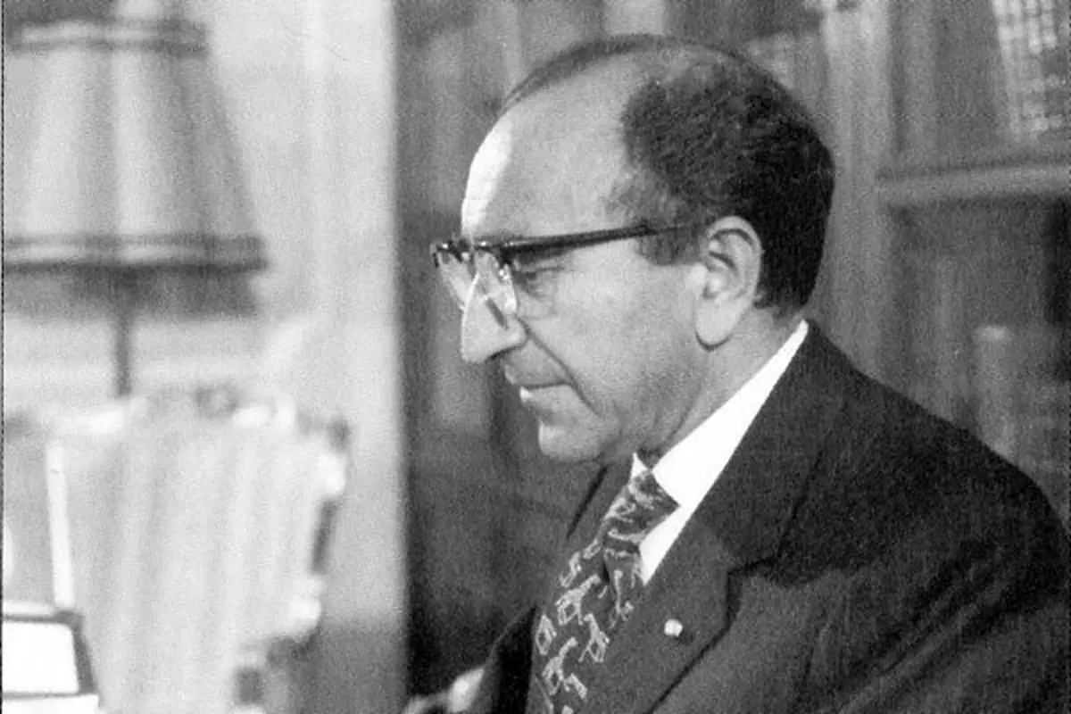 علیاحضرت برآشفتند و به اعلیحضرت فرمودند: چرا هرجا که درست می‌شود خرابش می‌کنید؟!