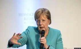 فیلم/ افتادن صدر اعظم آلمان از پله