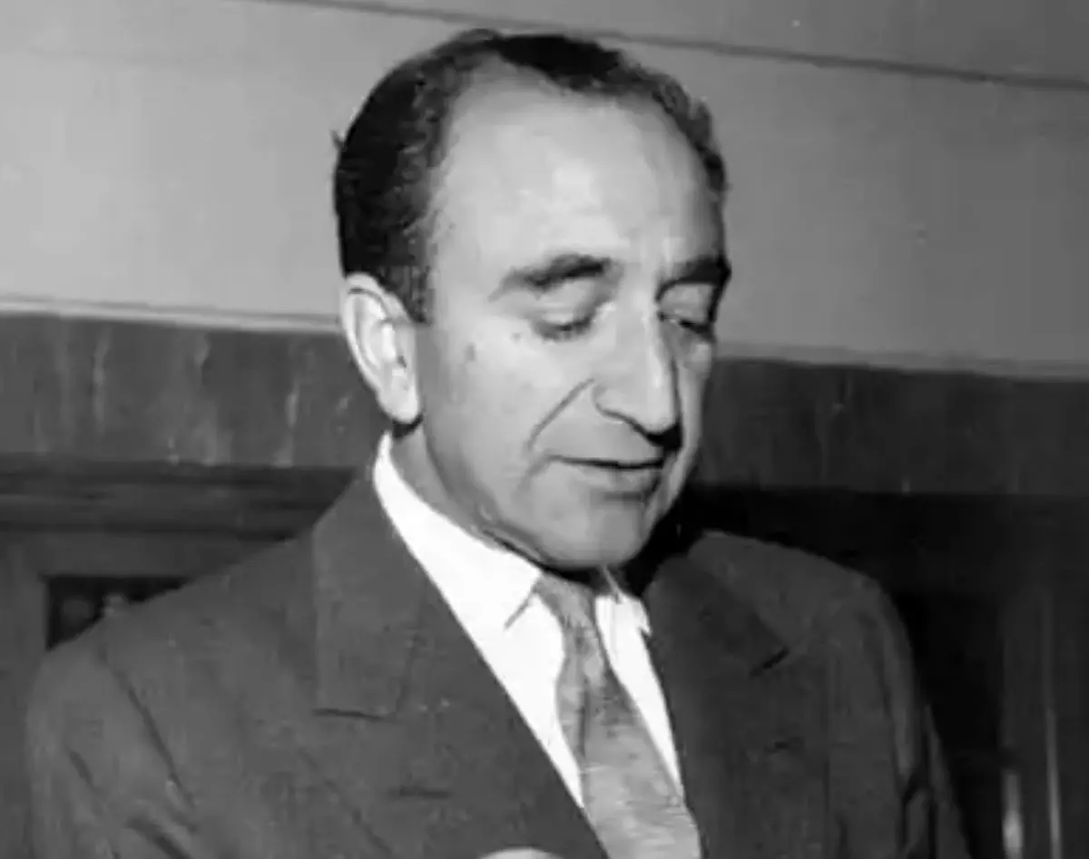 یادداشت‌های علم، ۸ آذر ۱۳۵۴: من مطمئن هستم که شاه قطعاً در فکر تهیه بمب اتمی است