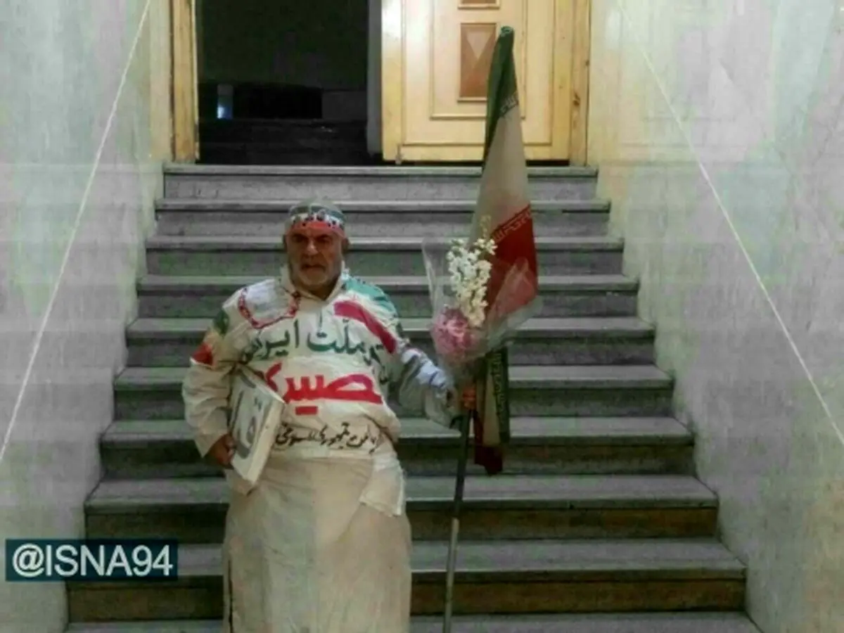 اولین نفری که در انتخابات ثبت نام کرد+ عکس و فیلم