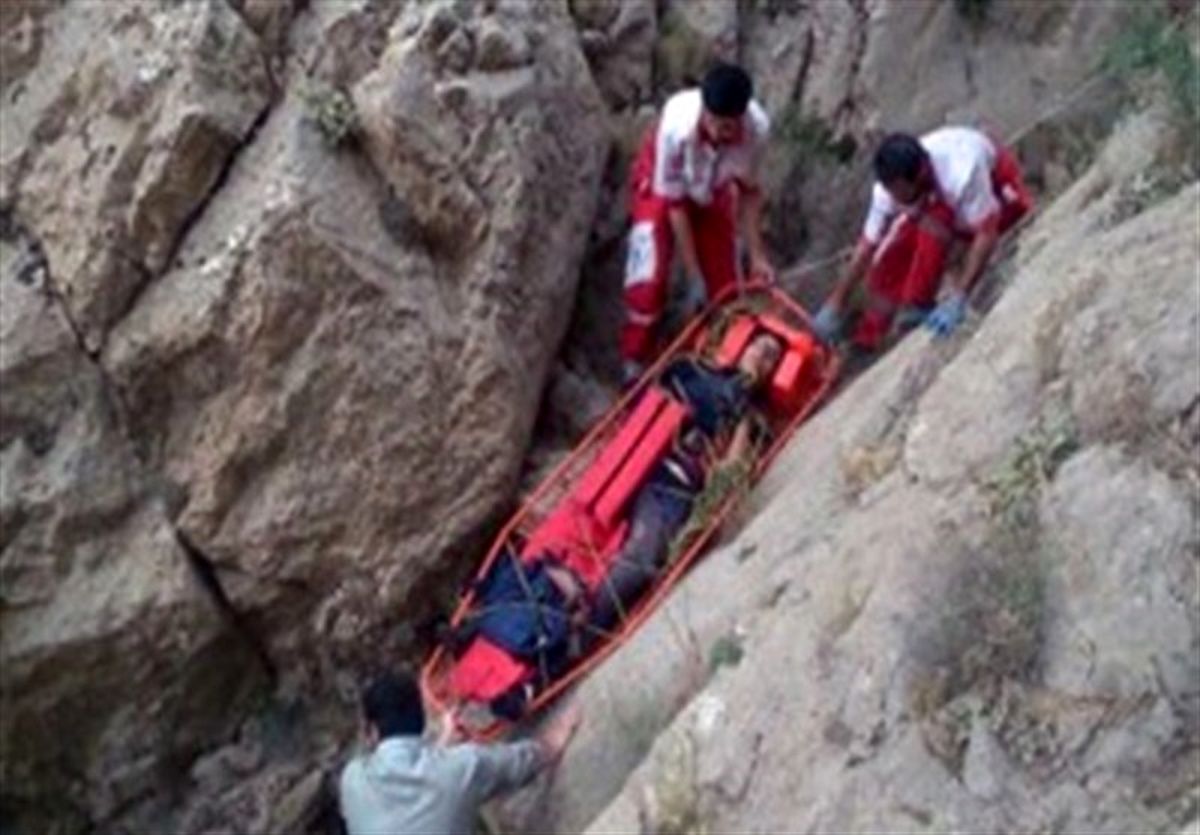 جسد کوهنورد ۶۰ ساله از ارتفاعات سفیدکوه خرمآباد منتقل شد