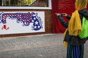 معنا و مفهوم نقاشی‌های جدید بر دیوار سفارت آمریکا در تهران