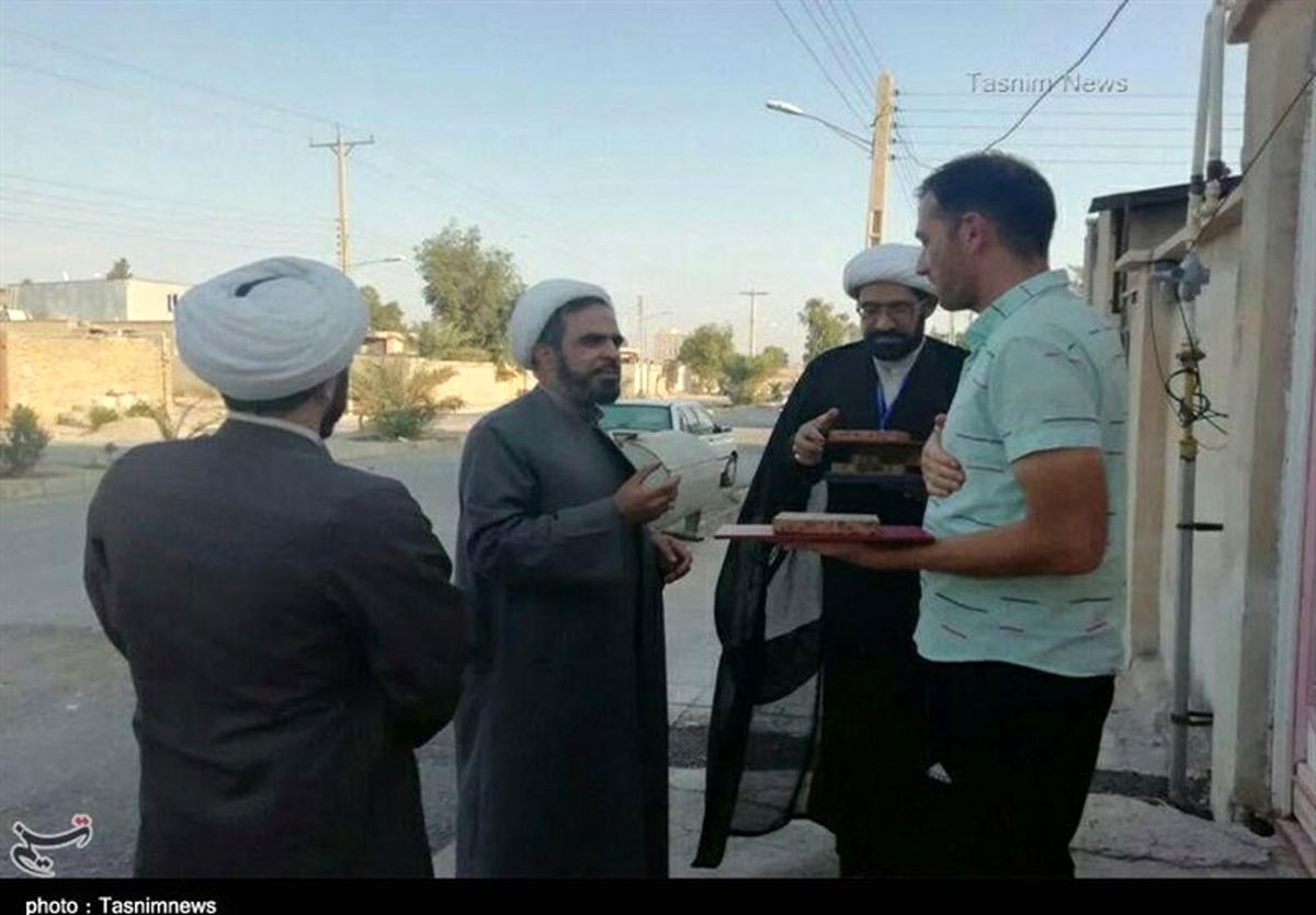 هدایای معنوی رهبری را به تکتک خانوادههای مهرانی تقدیم کردهایم + تصویر