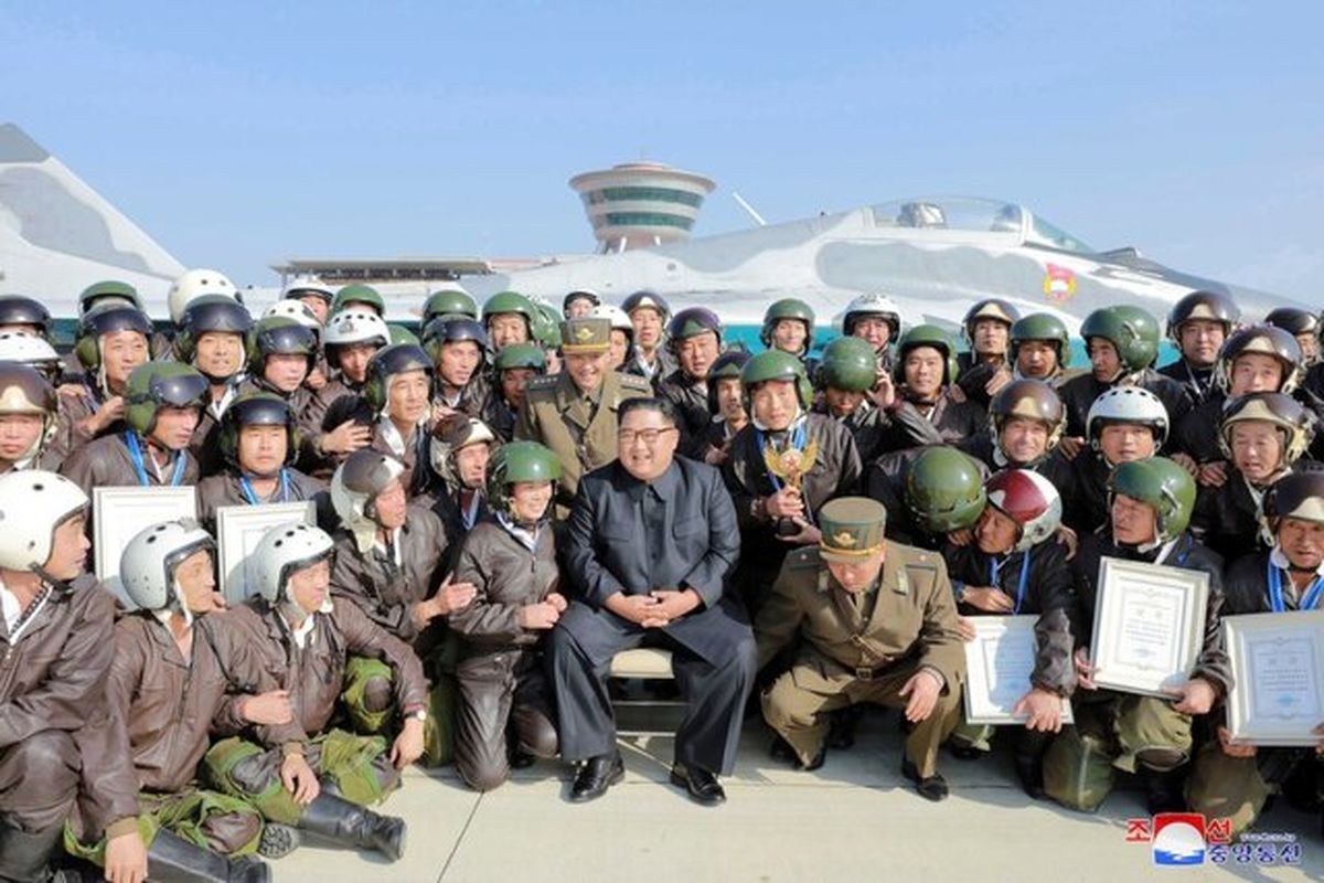حضور کیم جونگ اون در نمایش هوایی جنگنده‌های ارتش