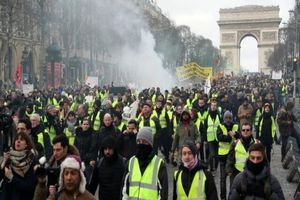 جنبش جلیقه زردهای فرانسه یک ساله شد / بسته شدن ۲۰ ایستگاه قطارشهری و تدارک تظاهرات بزرگ در پاریس