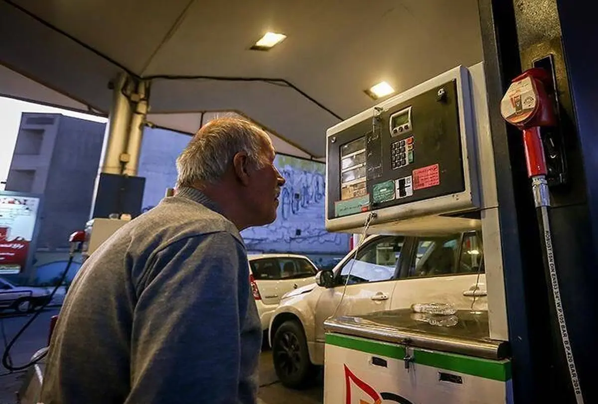 سوء‌استفاده افرادی با چهره پوشیده، از اعتراضات مردم به گرانی ناگهانی بنزین با توهین به پرچم کشور / فیلم