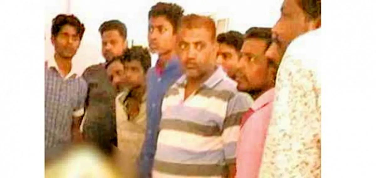 خانواده دختر جوان پسر عاشق را به تیر چراغ برق بستند و زیر کتک کشتند+عکس