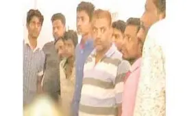 خانواده دختر جوان پسر عاشق را به تیر چراغ برق بستند و زیر کتک کشتند+عکس