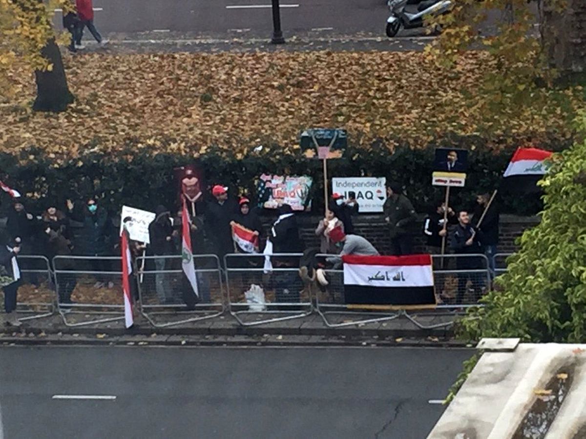 تجمع ۲۰ نفره برای حمایت از گروه جدایی طلب الاهوازی مقابل سفارت ایران در لندن