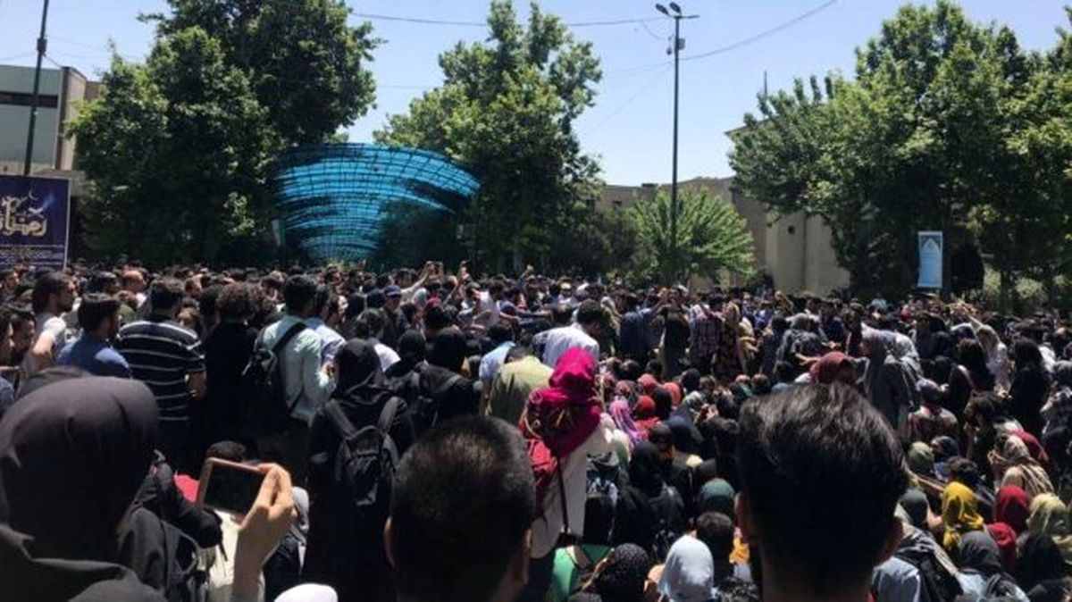 تجمع دانشجویان دانشگاه تهران جهت پیگیری مطالبات اقتصادی مردم و گرانی بنزین / فیلم