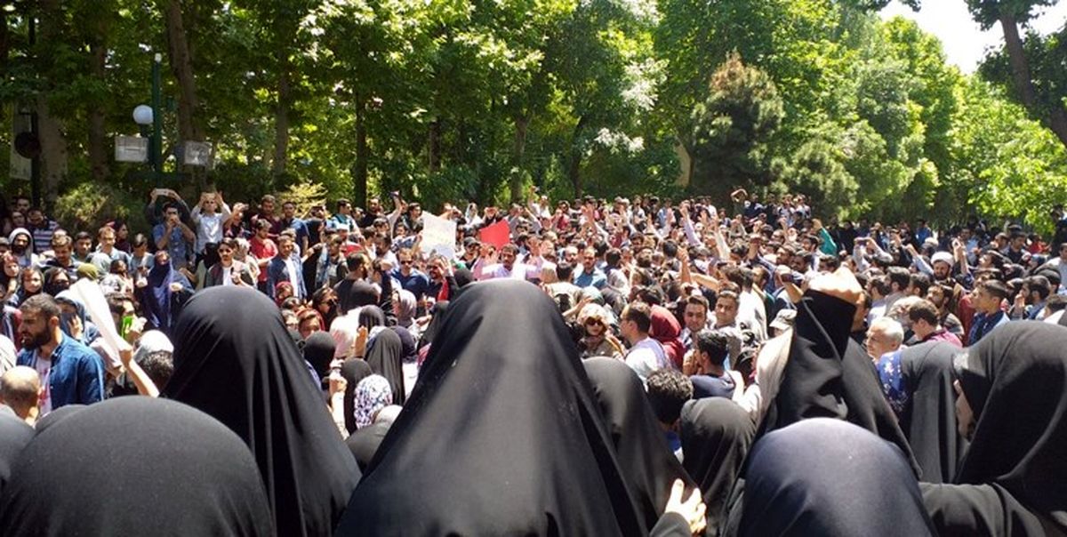 تجمع اعتراضی دانشجویان در دانشگاه تهران / فیلم