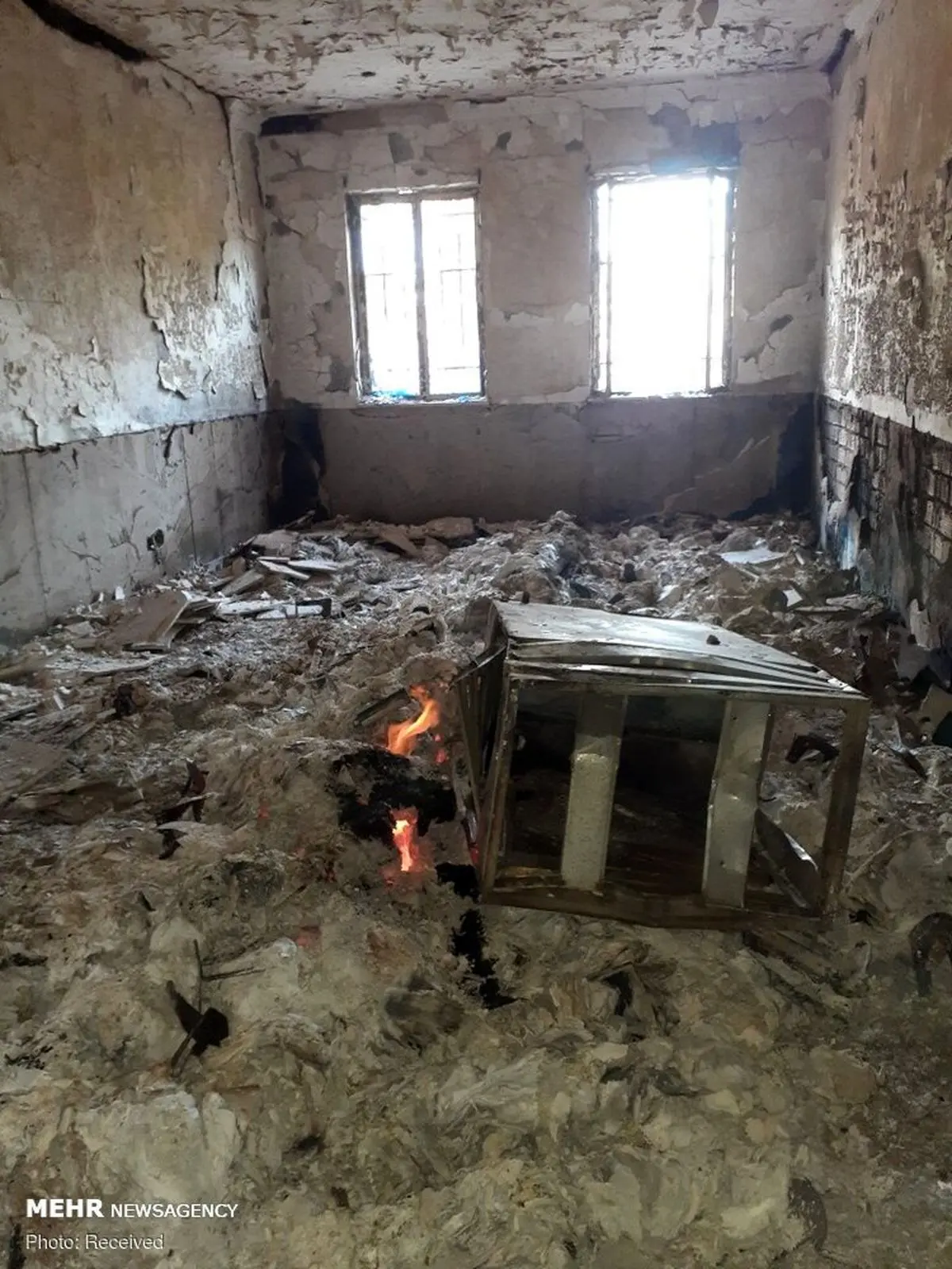 نابودی 13هزار جلد کتاب در آتش جهل آشوب طلبان+عکس