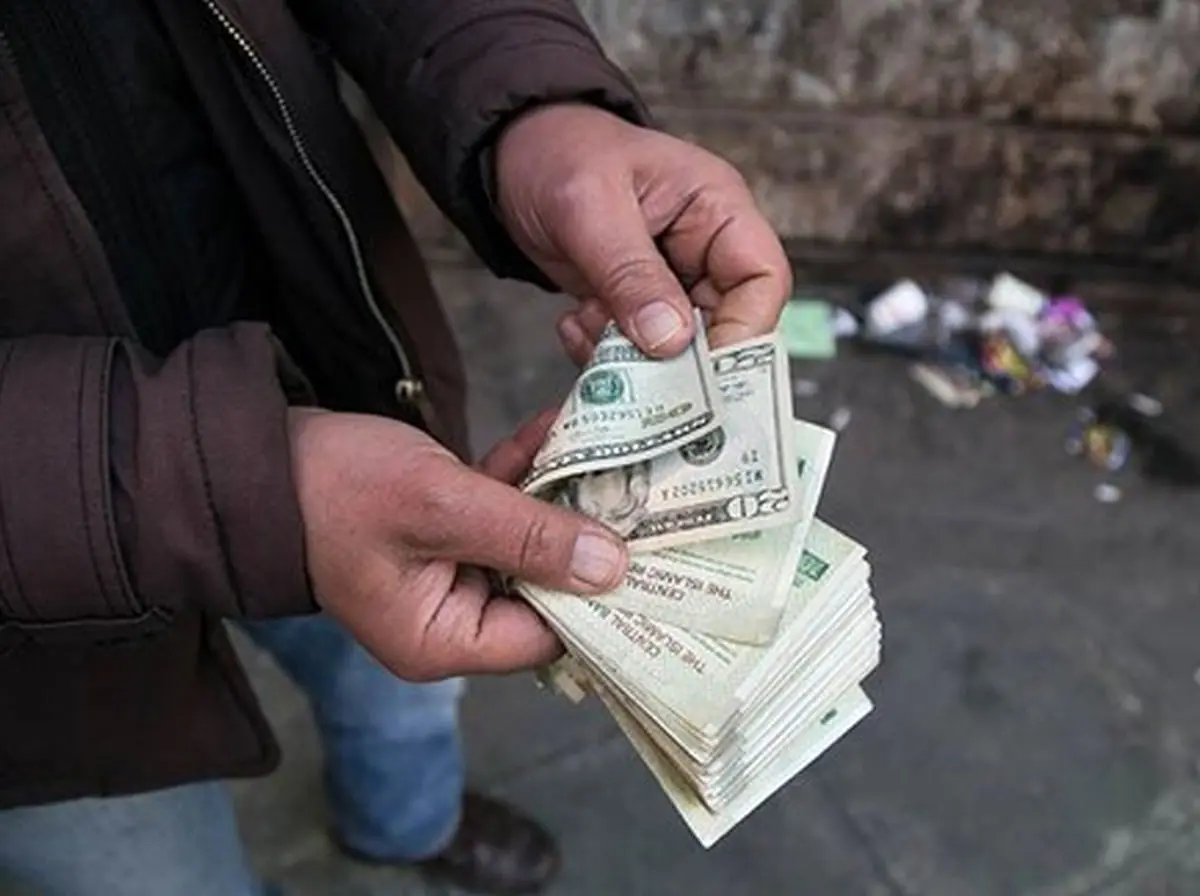قیمت دلار، سه روز پس از افزایش قیمت بنزین: ۱۲ هزار و ۳۰۰ تومان