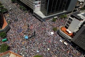 ونزوئلا؛درگیری بین نیروهای دولتی و تظاهرکنندگان مخالف / راهپیمایی بزرگ مخالفان حکومت ونزوئلا در مرکز شهر کاراکاس