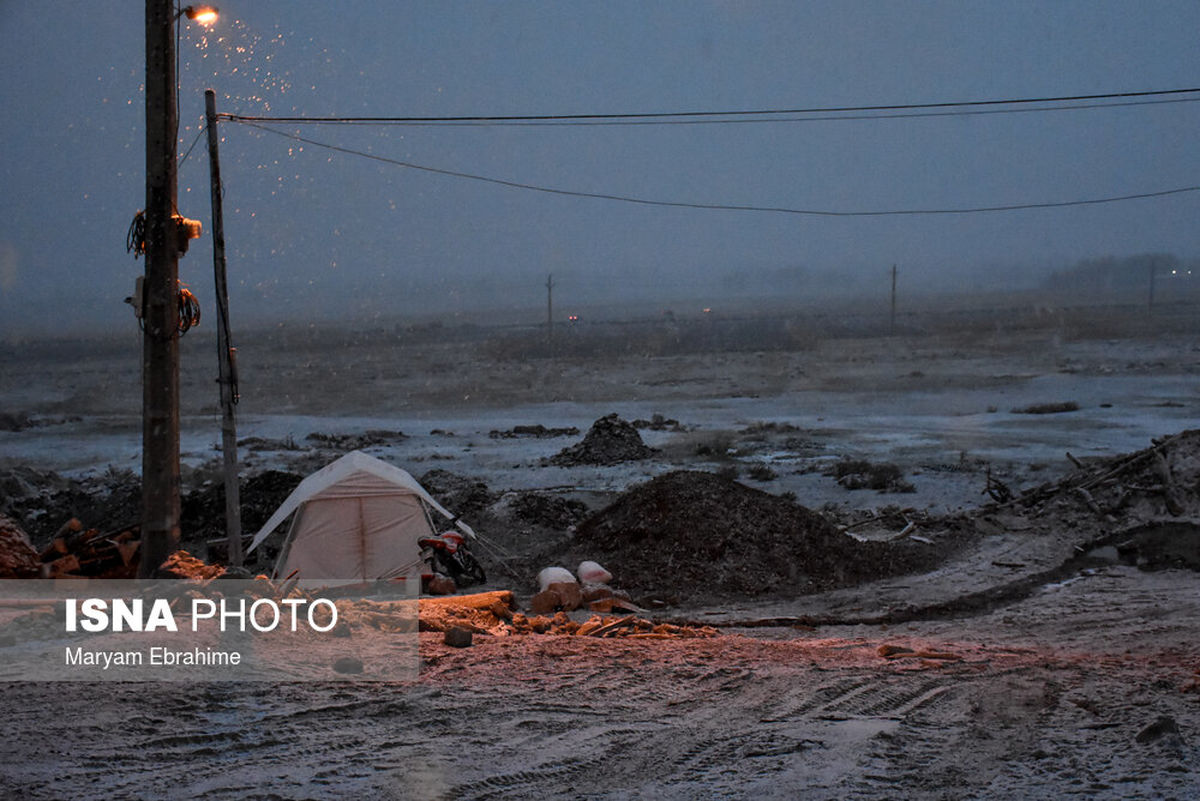 بارش برف در مناطق زلزله‌زده «میانه» در آذربایجان شرقی+ عکس