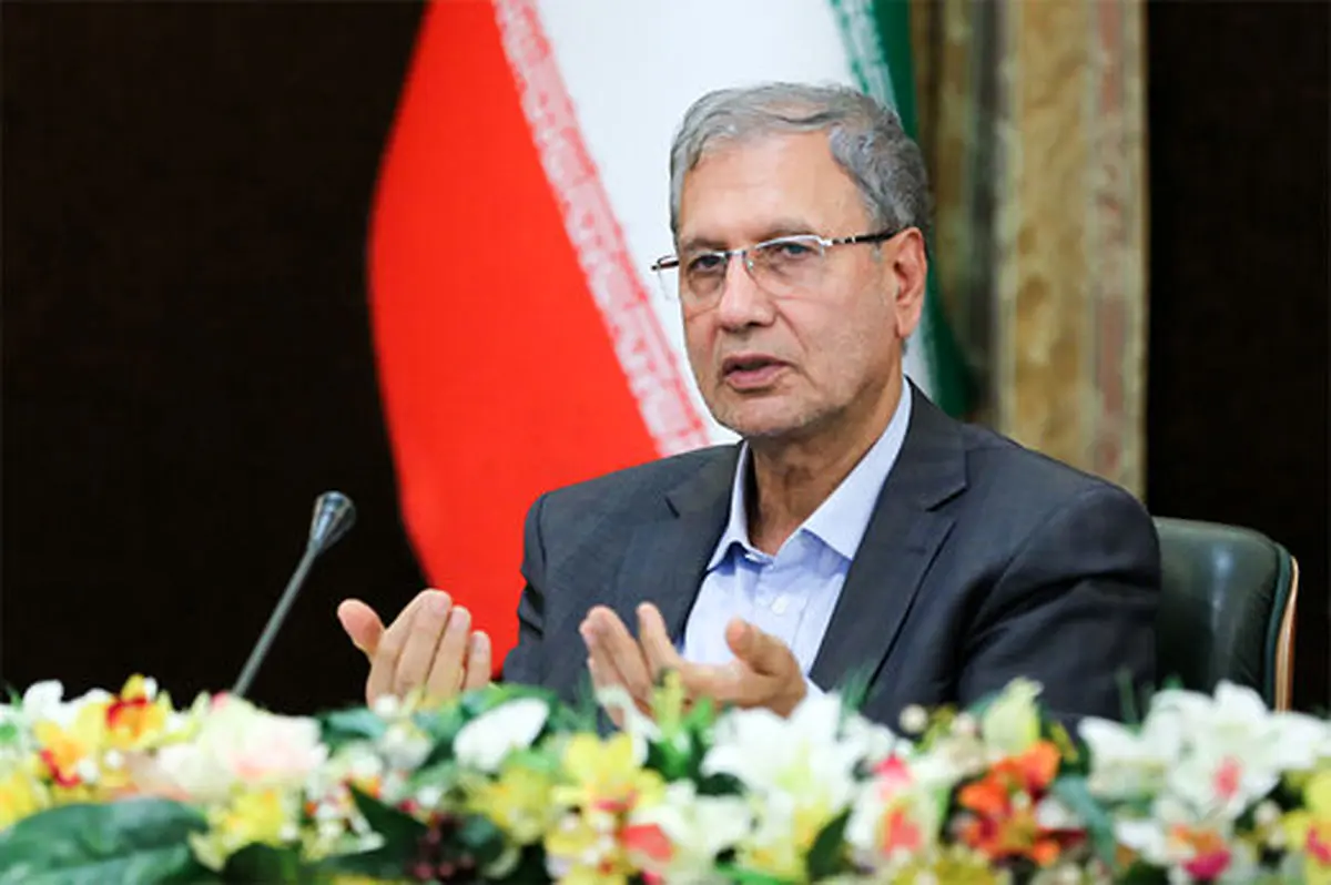 ربیعی: مگر می‌توانستیم بگوییم فلان ساعت بنزین گران می‌شود؟/ یخچال خالی بازنشسته‌ها را درک می‌کنیم /زندگی مسئولان شبیه زندگی مردم است 