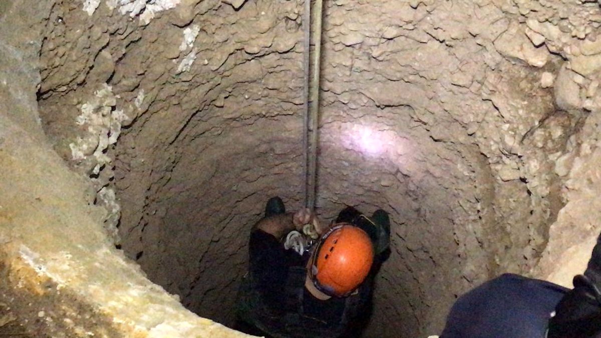 سقوط کارگر ساختمانی در چاه ۱۰ متری