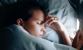 استفاده از تلفن هوشمند قبل از خواب میزان قند خون را افزایش می‌دهد