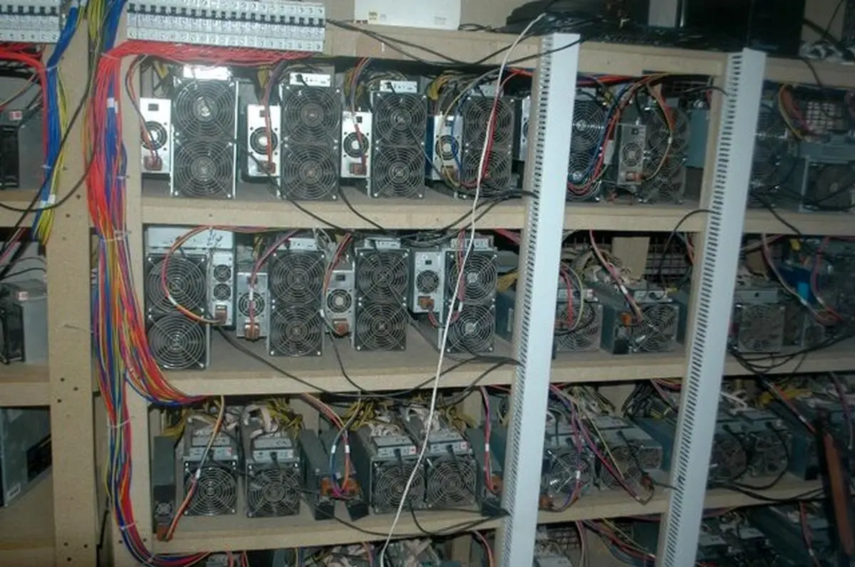 کشف ۷۲ دستگاه بیت کوین در صومعه‌سرا