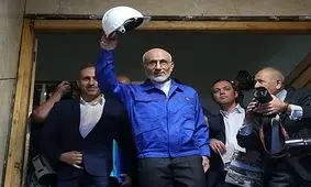 زندگی نامه نامزدها / میرسلیم؛ مردی با لباس آبی و کلاه سفید