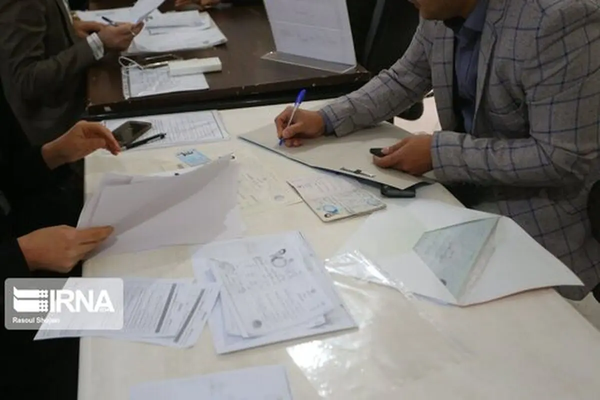 ثبت نام انتخاباتی با بوق و کرنا و همراهی چندصدنفر