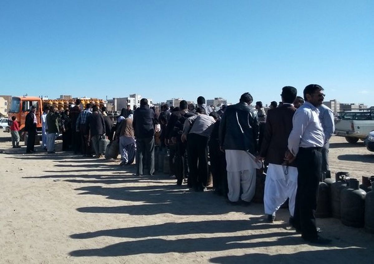 گاز به زاهدان نرسید که نرسید / صفهای طولانی گاز مایع در سیستان و بلوچستان دغدغه این روزهای مردم