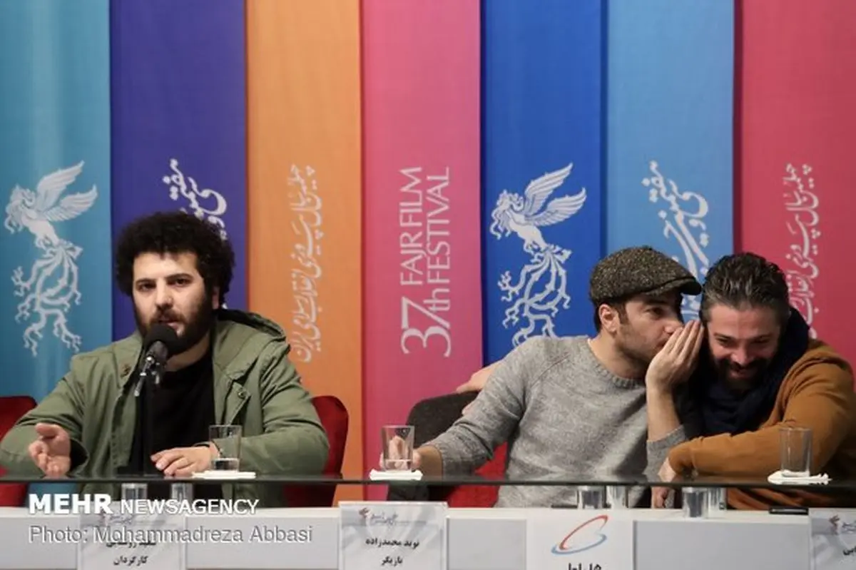 اهدای سیمرغ صنایع‌دستی به عوامل فیلم منتخب مردم در جشنواره فجر