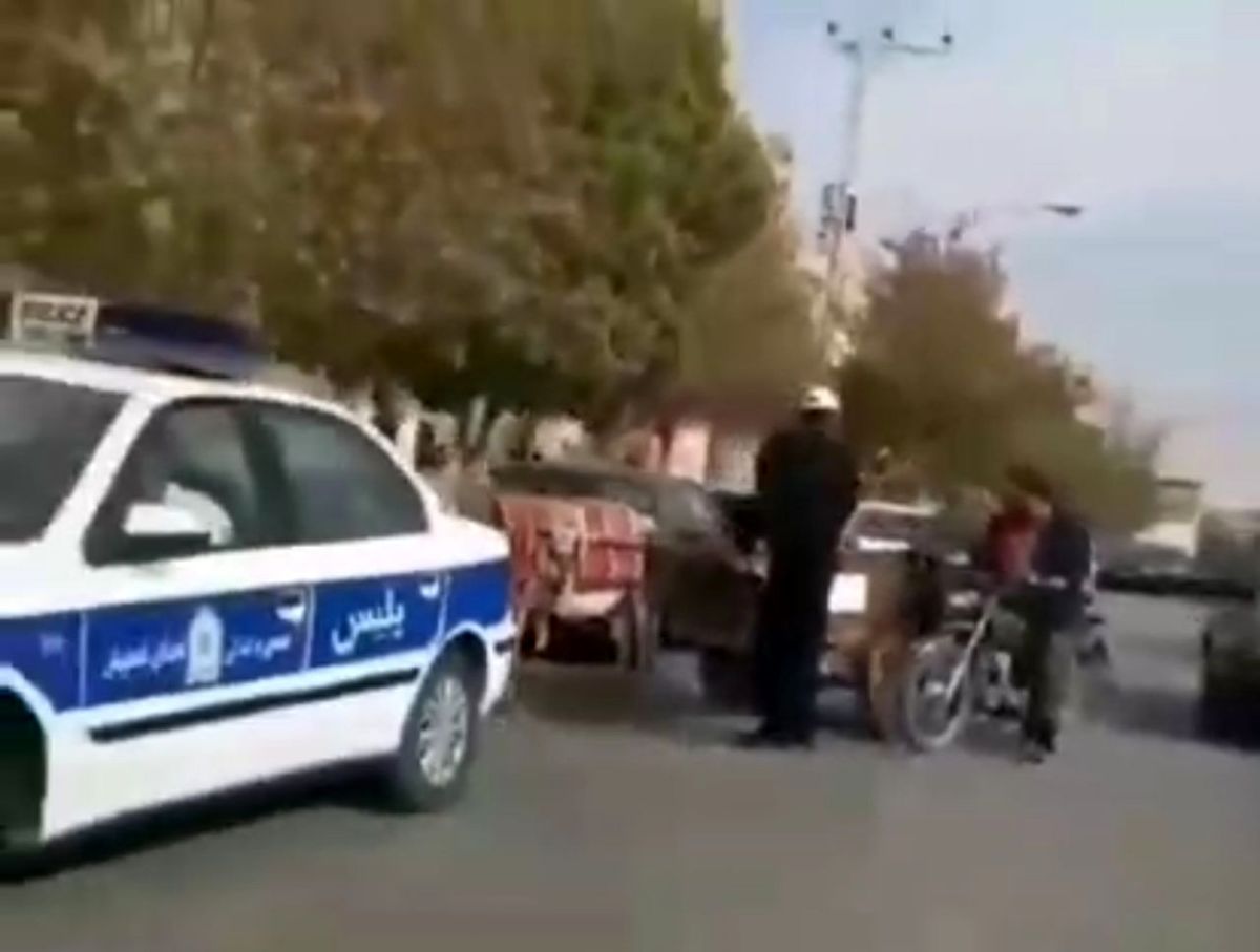 اعتراض به قیمت بنزین با الاغ سواری در اصفهان + فیلم