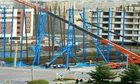 فیلم/ سقوط اسکلت ساختمان بر اثر وزش باد شدید در مشهد