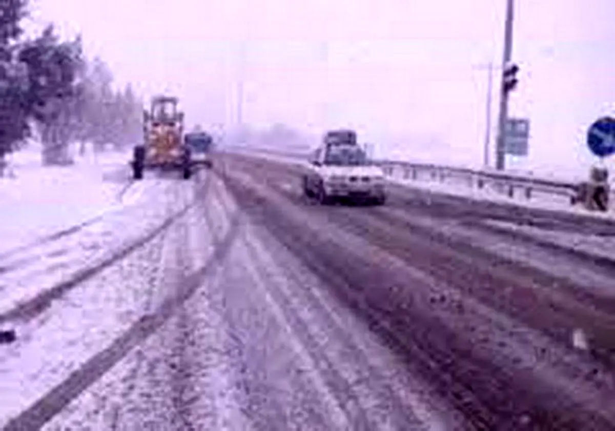 نجات ۵۷ خودرو از محورهای برفی اصفهان