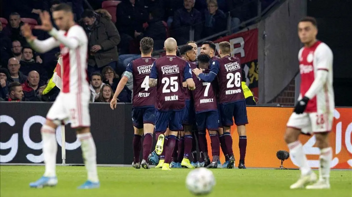 آژاکس بعد از 37 بازی خانگی در یوهان کرویف شکست خورد