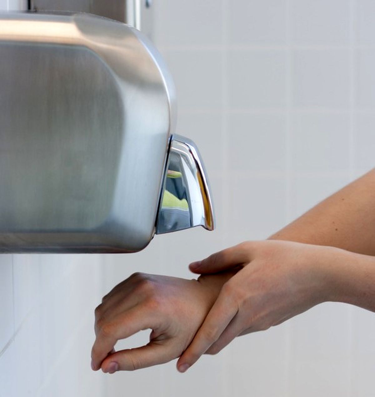 چرا استفاده از دست‌خشک‌کن‌های سرویس بهداشتی می‌تواند خطرناک باشد؟