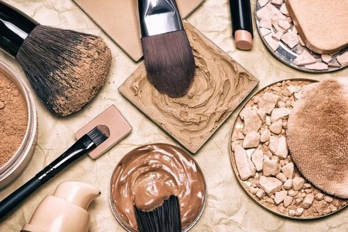 خوابیدن با آرایش با پوستتان چه می‌کند؟
